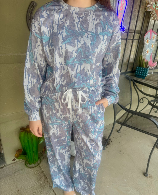 Camo Creek Pullover Set